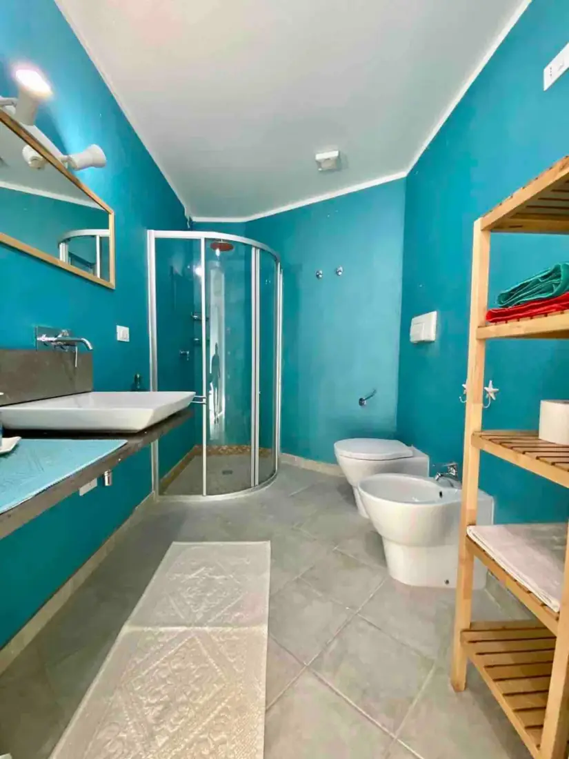 Appartamento nel centro di Chia — Bagno completo