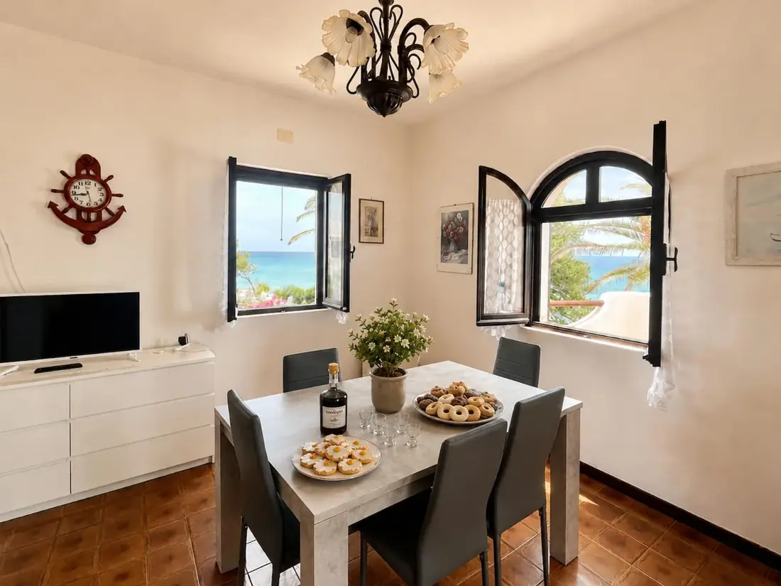 Avventura · Appartamento fronte spiaggia — Zona pranzo