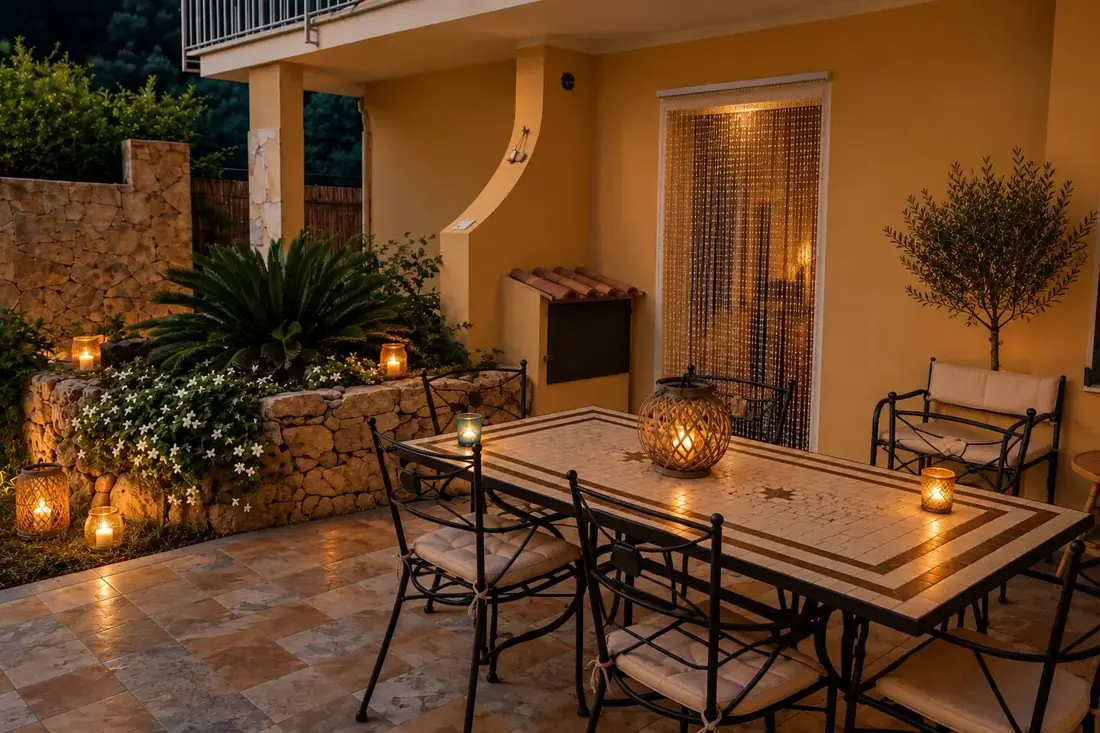 Casa Chia Oleandro — L’atmosfera serale del patio può essere resa ancora più suggestiva con delle semplici candele, facilmente acquistabili nei negozi della zona.