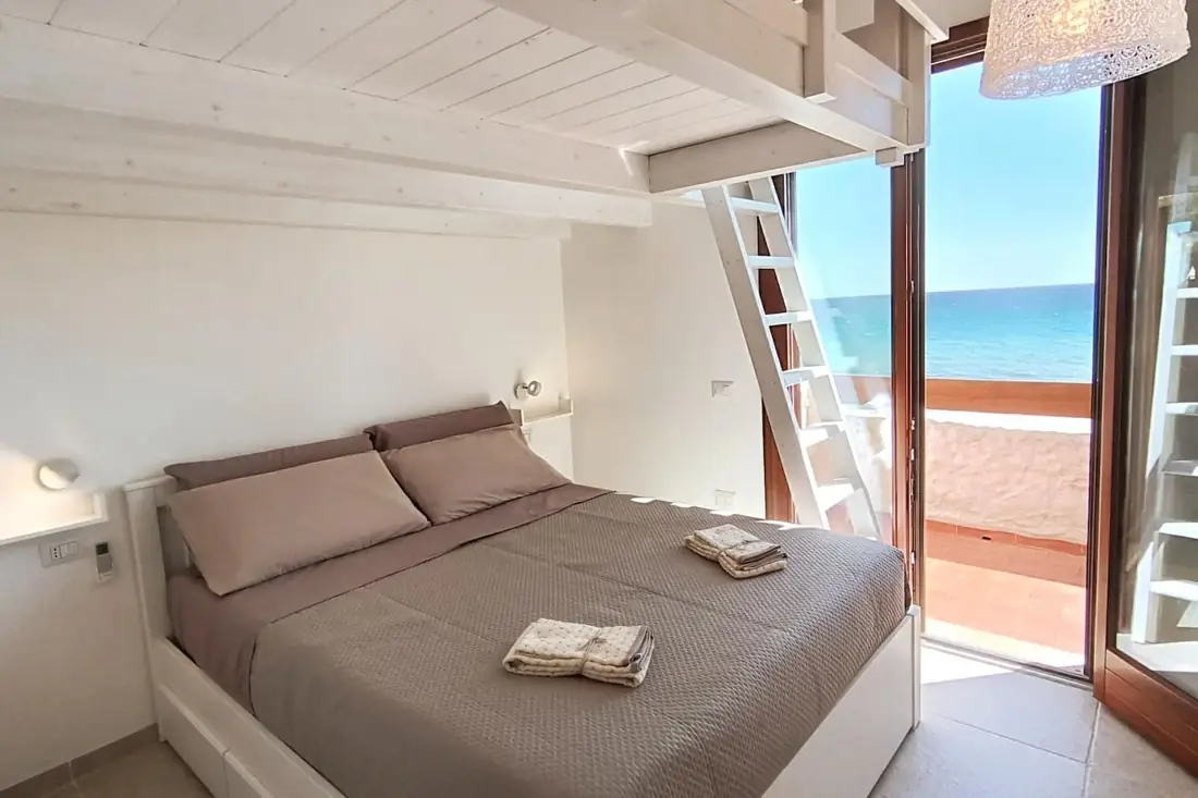 La Perla sul mare — Camera 1 - Letto a due piazze - portellone oscurante e climatizzatore