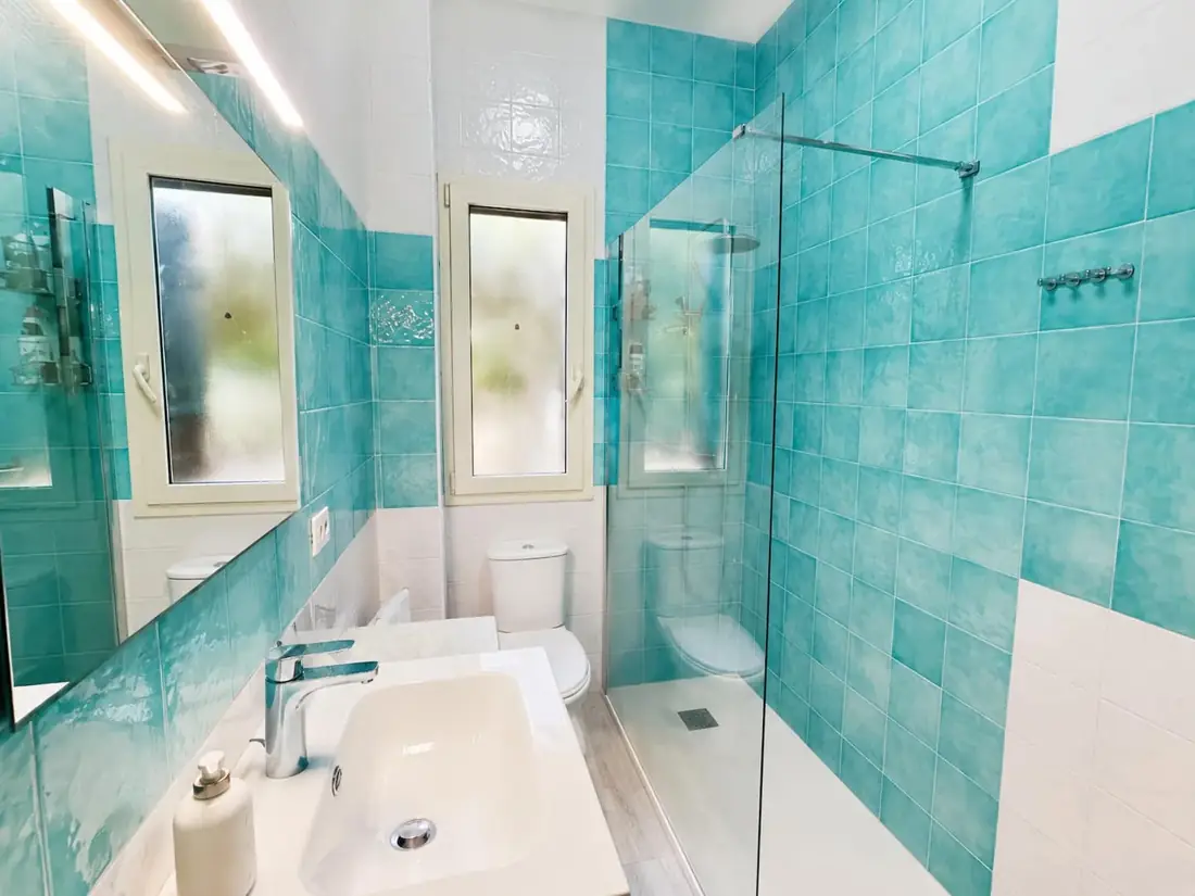 Villa Avventura · Beachfront Apartment — Bagno completo