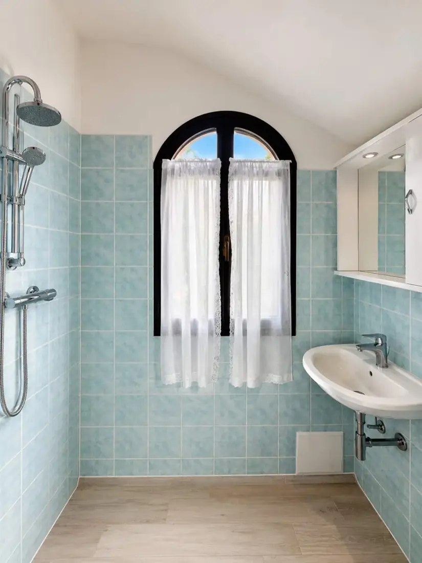 Villa Avventura · Beachfront Apartment — Bagno di servizio