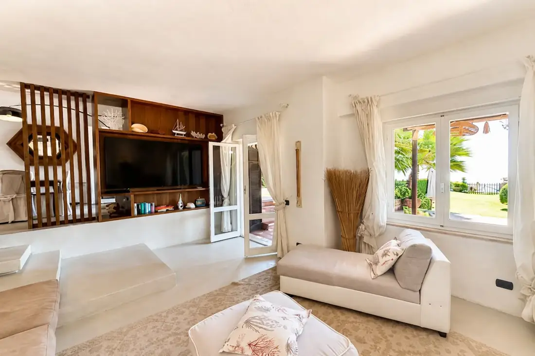 Villa indipendente fronte spiaggia — Salotto